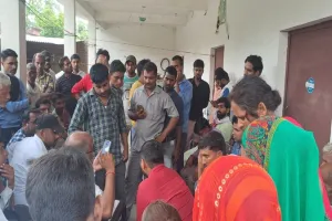 प्रतापगढ़: पंचायत सहायक का शव रखकर परिजनों ने किया घंटों प्रदर्शन, आश्वासन पर माने