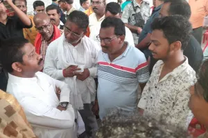 प्रयागराज: व्यापारी पुत्र के परिजनों से मिलने पहुंचे मंत्री नंद गोपाल नंदी, मदद का दिया आश्वासन