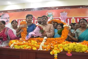 अयोध्या: भाजपा नेत्रियों ने नये महानगर अध्यक्ष की उतारी आरती