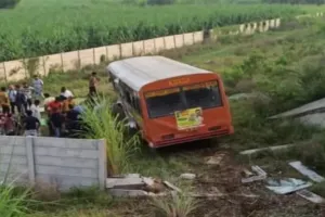 गाजियाबाद बड़ा हादसा: फ्लाईओवर से नीचे गिरी यात्रियों से भरी रोडवेज बस, 20 यात्री घायल