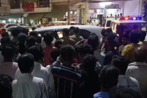 प्रयागराज: करंट की चपेट में आने से होटलकर्मी की मौत, परिजनों ने शव रखकर किया चक्काजाम