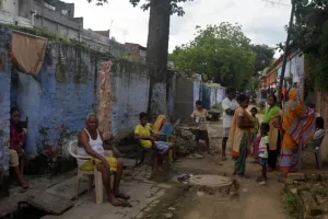 लखनऊ: गिरने की कगार पर 100 से अधिक रेलवे क्वार्टर, हर वक्त छत से गिरता रहता है मलबा