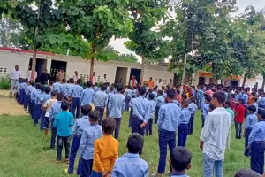 बहराइच: ट्रेन पर न फेंके पत्थर, यात्रा के दौरान आपके रिश्तेदार भी हो सकते हैं घायल