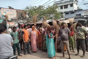 बहराइच: हाथ में झाड़ू लेकर सफाईकर्मियों ने किया चक्काजाम, बोले- नौकरी भी नहीं कर रहे स्थाई