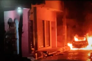 Etawah: शराब के नशे में ससुराल पहुंचा युवक... पत्नी को बुलाया बाहर, फिर कार और खुद पर पेट्रोल डालकर लगा ली आग