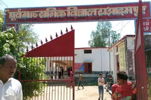 संभल : विद्यालय में बच्चों को भोजन के साथ परोसे गए कीड़े, अभिभावकों ने किया हंगामा 