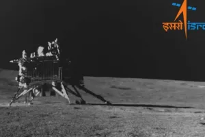चांद पर चैन की नींद सो गया प्रज्ञान रोवर, स्लीप मोड में जाने से पहले दीं कई अहम जानकारियां 