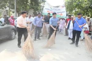 रामपुर: डीएम और सीडीओ को आखिर क्यों लगानी पड़ गई झाड़ू, जानिए पूरा मामला