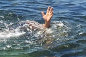 अमरोहा: पुल से गिरकर नदी में डूबा सफाई कर्मचारी, तलाश में जुटी गोताखोर और एसडीआरएफ की टीम