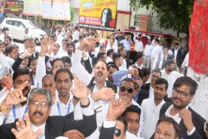 मुरादाबाद : अधिवक्ताओं ने नारेबाजी कर हापुड़ में लाठीचार्ज का किया विरोध 