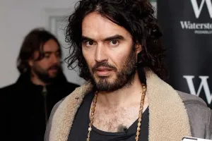  Russell Brand: यौन उत्पीड़न के आरोपों के बाद YouTube ने रसेल ब्रांड को स्ट्रीमिंग साइट से पैसा कमाने से रोका