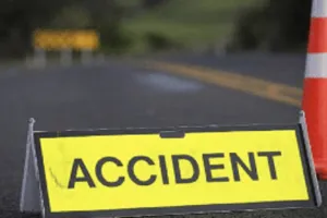 संभल: स्टेरिंग फेल होने पर पेड़ से टकराई कार, दो बच्चों सहित छह घायल 