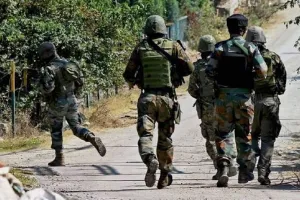 जम्मू-कश्मीर: सुरक्षाबलों और आतंकवादियों के बीच मुठभेड़, 3 आतंकवादी ढेर