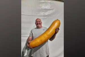 OMG! इस शख्स ने उगाया दुनिया का सबसे भारी खीरा, वजन जान हो जाएंगे हैरान