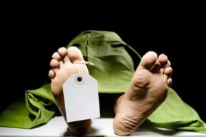 शाहजहांपुर:  साहब, 24 घंटे हो गए, क्या पंचनामा कागज नहीं आए, कब होगा बेटी का पोस्टमार्टम  