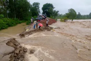 जसपुर: नादेही चीनी मिल के पास बना फीका नदी का तटबंध टूट जाने से बाढ़ जैसी स्थिति