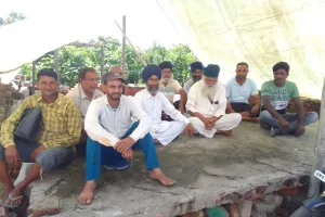 जसपुर: अतिक्रमण के नाम पर मकान-दुकान तोड़े जाने के विरोध पर बैठे लोगों का आंदोलन जारी