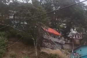 नैनीताल: Video - ताश के पत्तों की तरह बिखर गया दो मंजिला मकान 