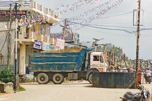 शक्तिफार्म: यमदूत बनकर सड़क पर दौड़ रहे हैं  मिट्टी से भरे डंपर