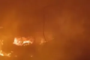 Jalaun Fire: टायर के दो गोदामों में लगी भीषण आग… लाखों का नुकसान, आसपास के लोग सहमे, दमकल कर्मियों ने पाया काबू