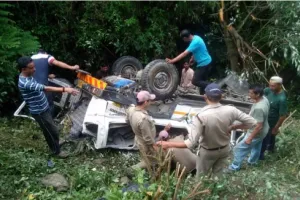 चमोली: हाईवे पर टैक्सी हुई अनियंत्रित, 300 मीटर गहरी खाई में जा गिरी 