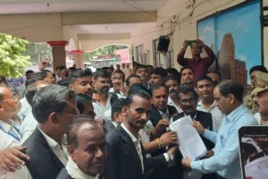 Mahoba News: हापुड़ में अधिवक्ताओं पर हुए लाठीचार्ज के विरोध में वकीलों ने निकाला जुलूस, एसडीएम को सौंपा ज्ञापन