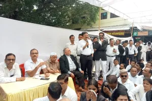 मुरादाबाद : खुद के लिए न्याय मांगने कलेक्ट्रेट में धरने पर बैठे अधिवक्ता, कहा- दोषी अधिकारियों के खिलाफ हो कारवाई 