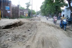 मुरादाबाद : नागरिकों के साथ पार्षदों को चुभ रहा जर्जर व टूटी सड़कों का दर्द