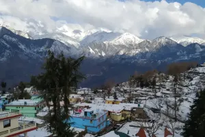 Snowfall: पिथौरागढ़ में सीजन का पहला हिमपात हुआ, निचले इलाकों में बढ़ी ठंड  