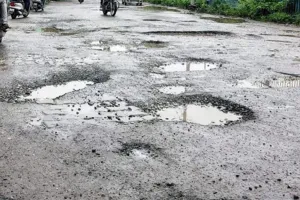 गरमपानी: रोड टैक्स देते हैं साहब ! सड़क की हालत तो देख लो....