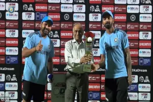 IND vs AUS: रोहित शर्मा ने जीता दिल, केएल राहुल को सौंप दी ट्रॉफी...देखें VIDEO