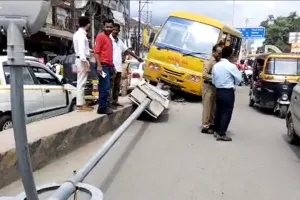 हल्द्वानी: देखें Video - Divider पर चढ़ी स्कूल बस, बड़ा हादसा टला