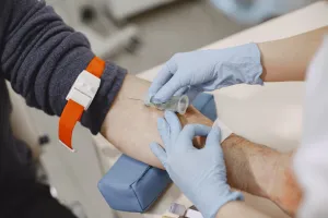 हल्द्वानी: एसटीएच में मरीज का ब्लड सैंपल लेते पकड़ा गया दलाल