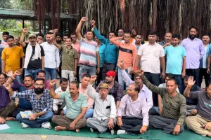 हल्द्वानी: आउटसोर्स कर्मियों का धरना दूसरे दिन भी जारी