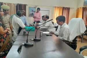 पीलीभीत: तहसील दिवस में गुस्साए डीएम और रोक दिया इंस्पेक्टर समेत कइयों का वेतन, जानिए मामला