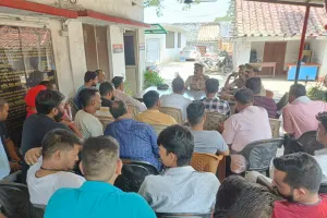 बरेली: DGP के ऑपरेशन त्रिनेत्र को अमली जामा पहनाने के लिए सीबीगंज पुलिस ने क्षेत्र के व्यापारियों की बुलाई बैठक