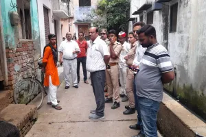 पीलीभीत: आबादी में चल रही डेयरी से फैल रही थी गंदगी, अफसरों ने हटवाया...जानिए मामला 