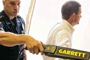 रुद्रपुर: Underwear में चांदी का बटन छिपाकर ले जाते कर्मचारी को दबोचा