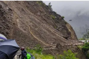 अल्मोड़ा: लगातार बारिश से दरक रही पहाड़ियां, नदी नाले भी उफान पर 