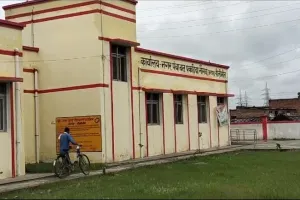 पीलीभीत: बिना बताए लखनऊ चले गए ईओ, टेंडर न होने से चेयरमैन गुस्साए ..मांगा जवाब