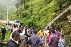 अल्मोड़ा: सोमेश्वर व चौखुटिया में मार्ग अवरूद्ध, घंटों बाद यातायात हुआ सुचारू 