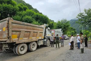 अल्मोड़ा: अवैध खनन सामग्री से भरे पांच वाहन पकड़े