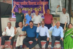 अल्मोड़ा: विकास प्राधिकरण लागू करने के विरोध में  गांधी पार्क में धरना प्रदर्शन 