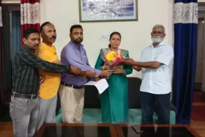 अल्मोड़ा: पर्यावरण मित्रों ने कैबिनेट मंत्री को सौंपा ज्ञापन 