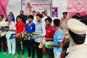 शाहजहांपुर: डीआईजी की मौजूदगी में बंदियों को बांटा रोजमर्रा का सामान