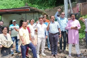 अल्मोड़ा: रानीधारा के वाशिंदों ने पालिका और प्रशासन के खिलाफ किया प्रदर्शन 