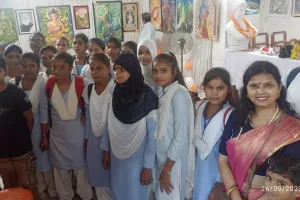 लखीमपुर खीरी: चित्रकला प्रदर्शनी का विद्यार्थियों ने किया अवलोकन 