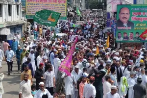 हल्द्वानी: शान-ओ-शौकत से निकला जुलूस ए मोहम्मदी, फूलों की बारिश से जुलूस का खैरमकदम किया