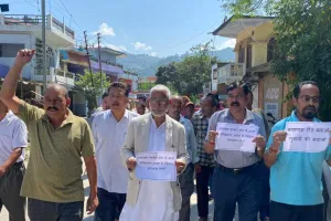 अल्मोड़ा: घरों और दुकानों के ध्वस्तीकरण के विरोध में प्रदर्शन 