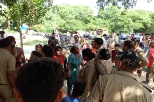 शाहजहांपुर: अतिक्रमण हटाने के दौरान पुलिस से भिड़ीं महिलाएं, जमकर हुई हाथापाई